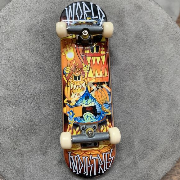 Vintage Tech Deck World Industries Fingerboard Tiki Fire Flame Monster - Picture 1 of 6